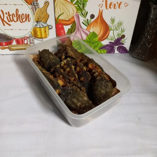Bersihkan lele, lumuri dengan perasan jeruk nipis. Cuci dan kerat-kerat, lalu goreng setengah matang.