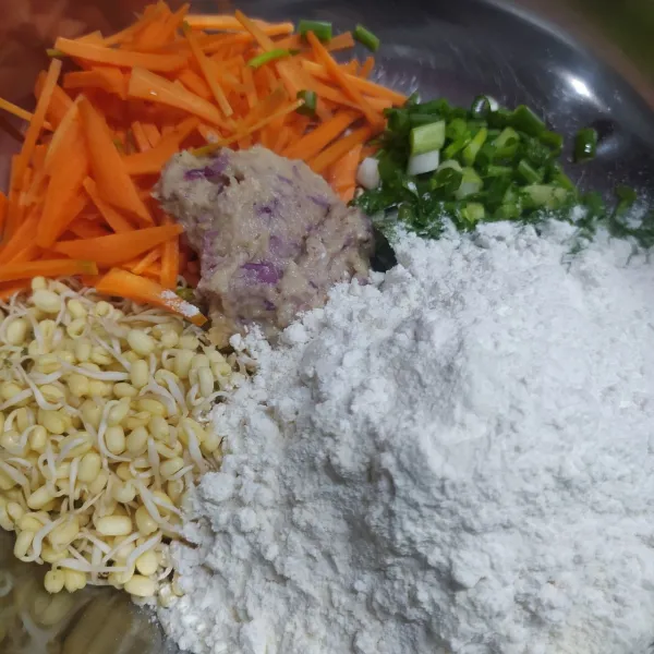 Campur jadi satu semua bahan sayur, bumbu halus, tepung terigu dan tepung beras.