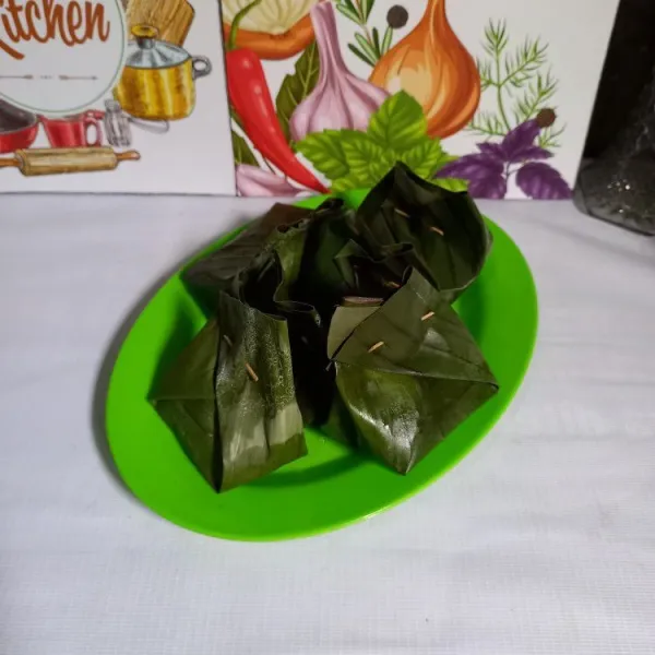 Beri 2 sendok makan adonan awug mutiara. Bungkus dan rekatkan dengan lidi.