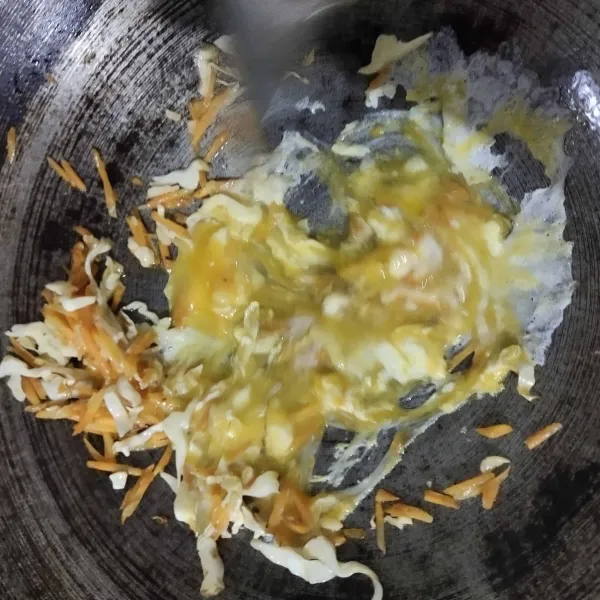 Masukkan telur lalu masak hingga telur matang seperti orak-arik.