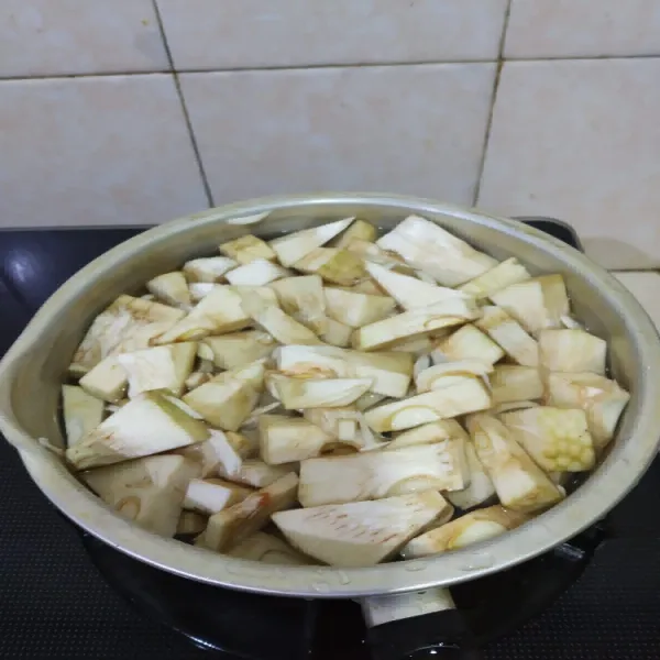 Bersihkan terlebih dahulu nangka muda, kemudian rebus hingga empuk.