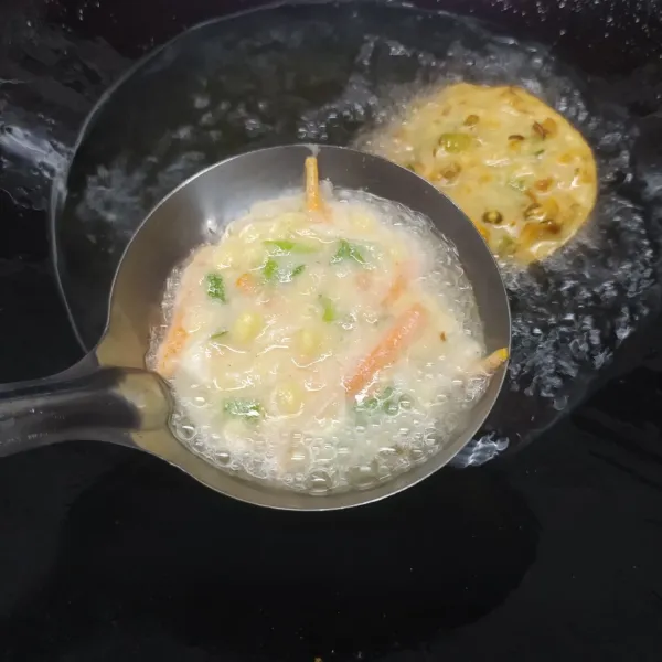 Panaskan minyak goreng, celup sendok sayur dalam miyak goreng sampai panas. Beri secukupnya adonan weci di atas sendok sayur.