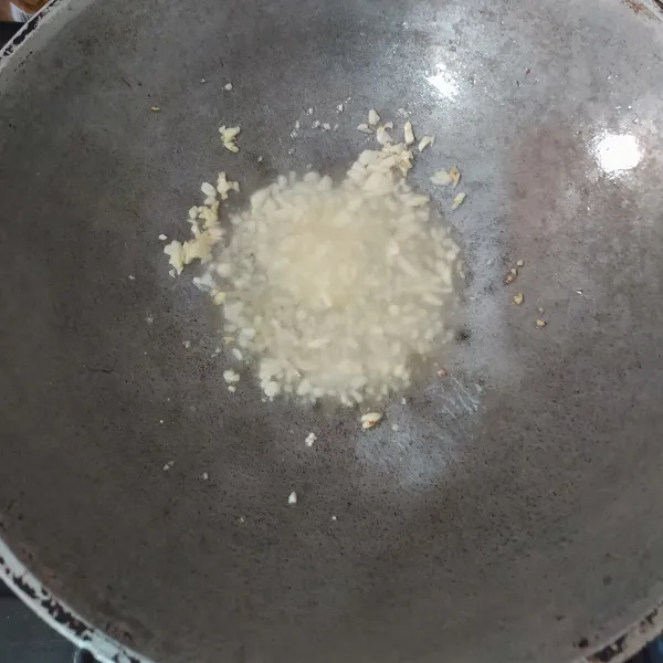 Cincang bawang putih, kemudian tumis dengan sedikit minyak.