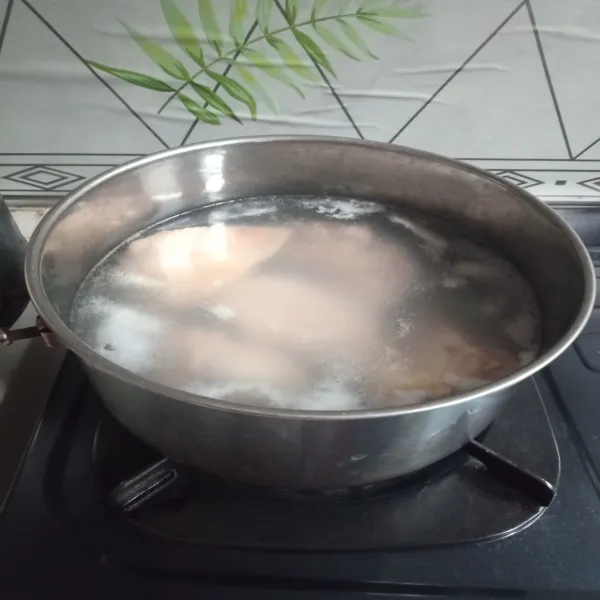 Didihkan air, rebus ayam sampai matang, lalu angkat dan sisihkan air kaldunya.