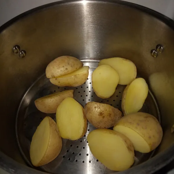 Kukus kentang selama 10 menit atau setengah matang, setelah dingin potong sesuai selera.