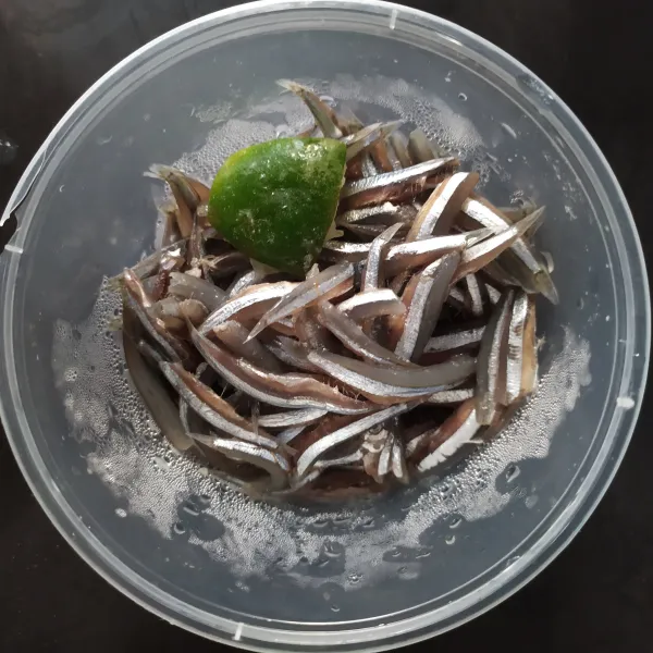 Cuci bersih ikan bilis, marinasi dengan garam dan perasan jeruk nipis.