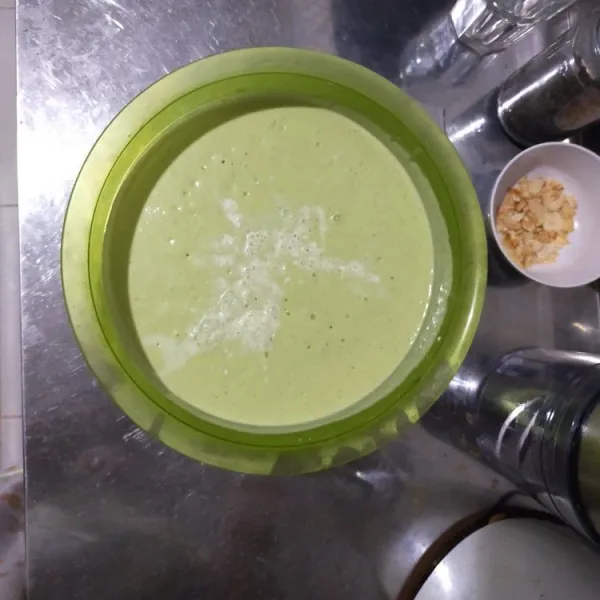 Pindahkan jus alpukat keju ke dalam mangkuk besar, lalu tuang susu evaporasi. Aduk rata. Simpan di kulkas sampai akan di sajikan.