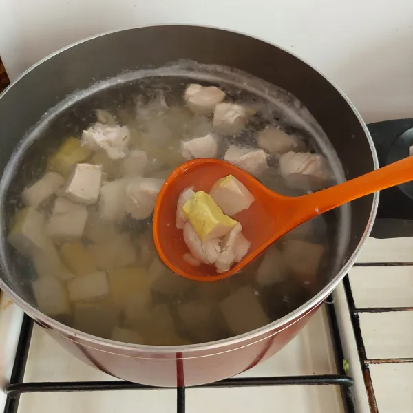 Beri garam, lada bubuk dan gula merah, koreksi rasa.