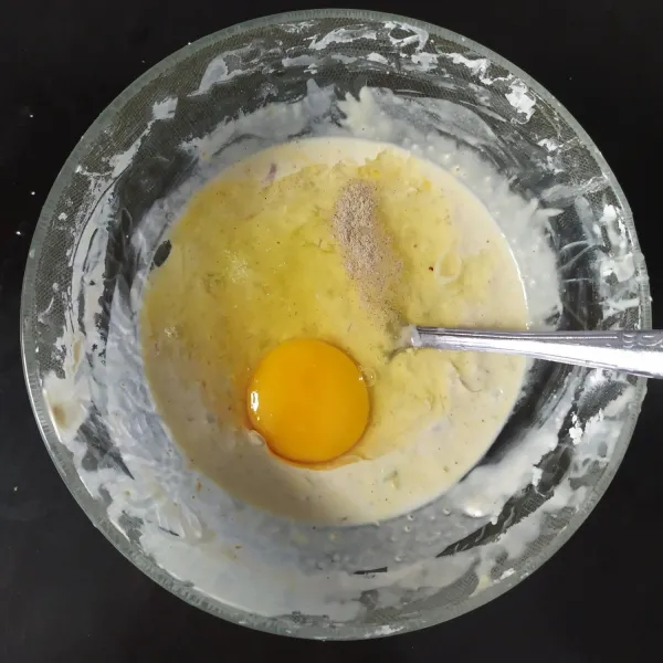Masukkan telur, garam, dan lada bubuk, lalu aduk lagi.