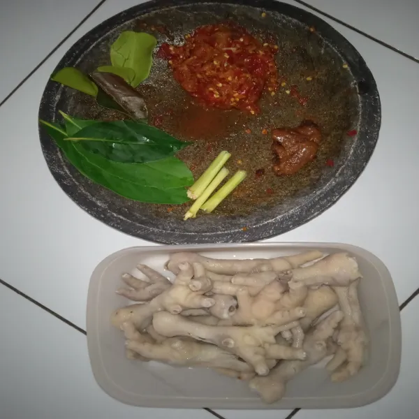 Siapkan bahan (rebus ceker ayam terlebih dahulu agar saat dimasak cepet lunak).