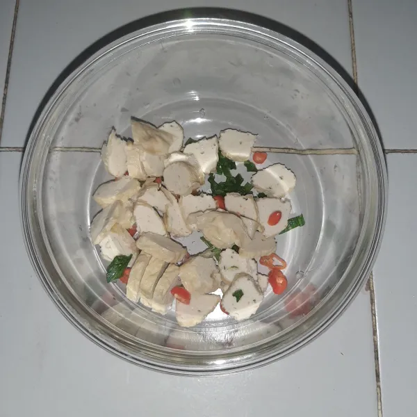 Masukkan ke dalam mangkuk tahan panas kecuali tomat ceri.