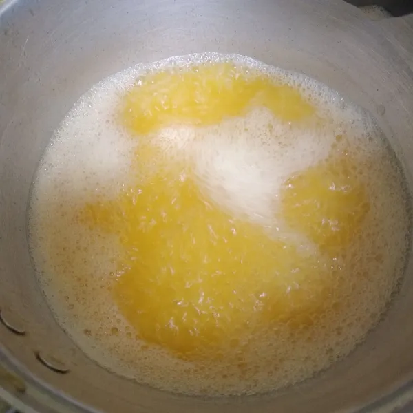 Masukkan margarin, air dan garam ke dalam panci. Lalu masak sampai mendidih dan margarin larut.