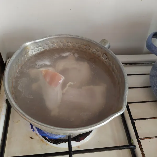 Cuci ayam, rebus ayam fillet, buang kotoran yang mengapung dan rebus selama 5 menit.