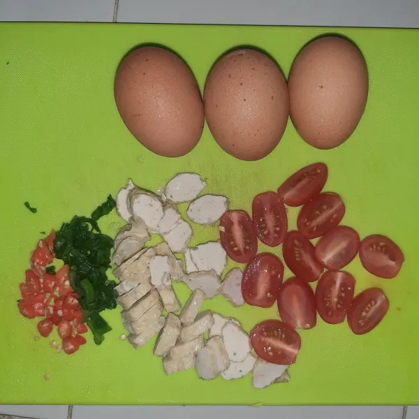 Potong tipis semua bahan dan bumbu.