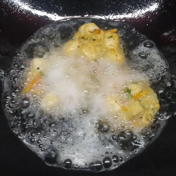 Rendam sendok sayur beserta isian dalam minyak, lepas sendok sayur ketika bagian bawah adonan weci sudah mulai kering. Goreng weci sampai matang di kedua sisi. Angkat dan sajikan dengan cabai rawit.