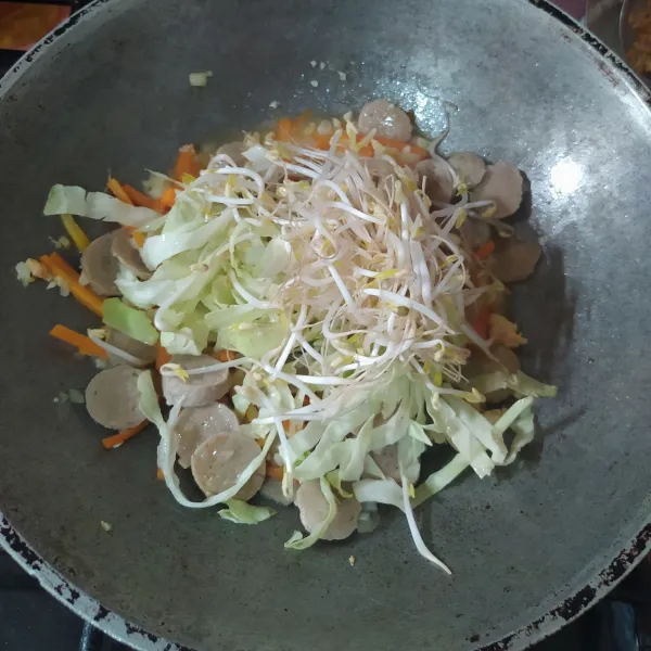 Setelah wortel empuk, masukkan irisan kol dan tauge. Aduk hingga layu.