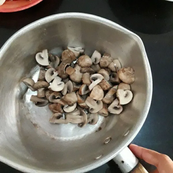 Rebus jamur sebentar saja. Tiriskan, kemudian potong-potong kecil.