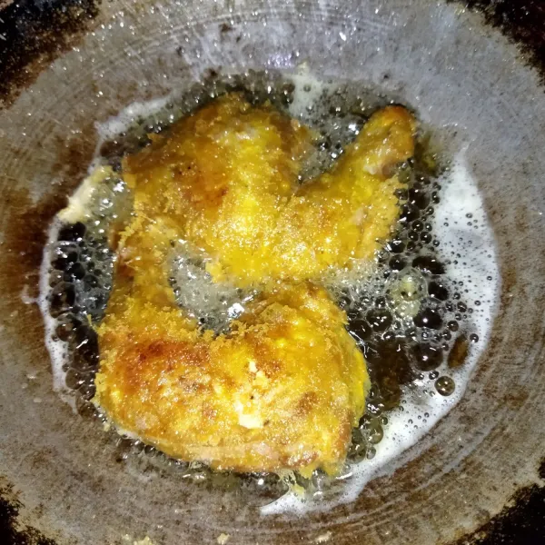 Goreng daging ayam secukupnya hingga matang, angkat lalu sajikan.