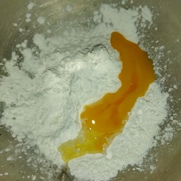 Untuk membuat bahan kremes, siapkan wadah, masukkan tepung sagu, tepung beras, garam, baking powder dan kuning telur.