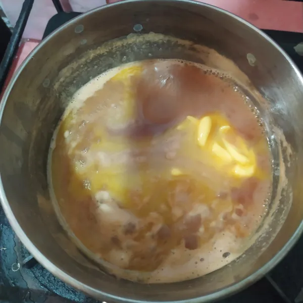 Aduk-aduk sampai larut. Kemudian masukkan butter dan sejumput garam.
