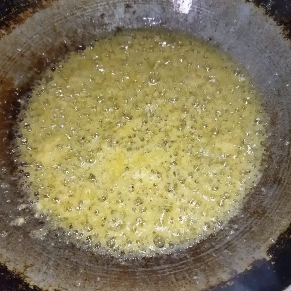 Panaskan minyak goreng secukupnya, setelah panas tuang sekitar 2 sendok sayur adonan kremes dengan jarak menuang sekitar 50 cm, harus tinggi agar kremes bersarang, jika tidak kremes akan menjadi seperti peyek.