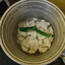 Didihkan air, masukkan singkong dan daun pandan. Masak hingga singkong setengah matang.