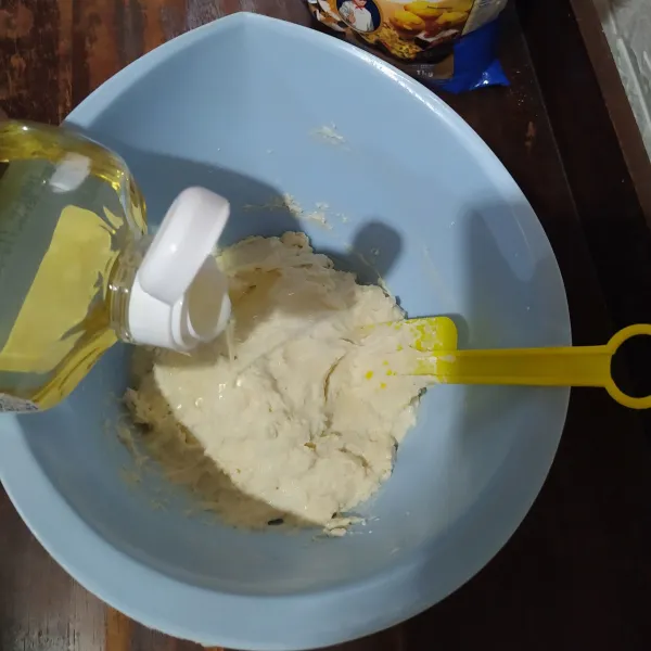 Masukkan minyak dan garam, lalu aduk rata. Diamkan selama 20-30 menit atau sampai adonan mengembang 2x lipat.