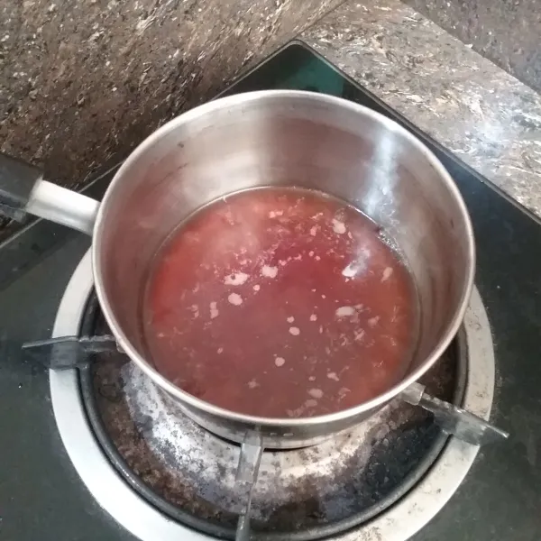 Didihkan air, masukkan gula merah, aduk rata, masak hingga gula larut.