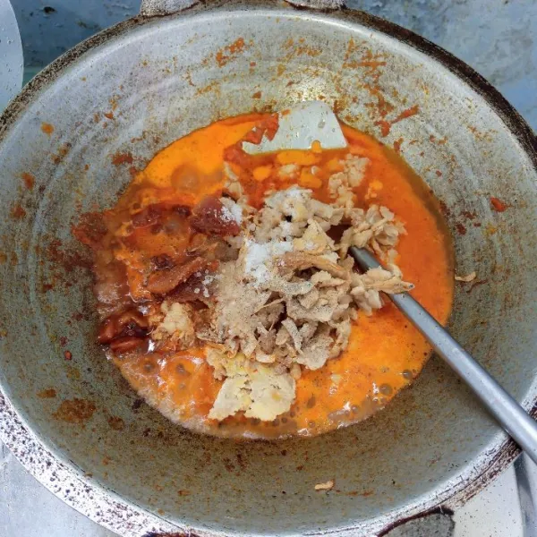 Masukkan tempe, udang rebon, gula merah, garam, gula pasir dan air. Aduk rata, masak sampai mendidih.