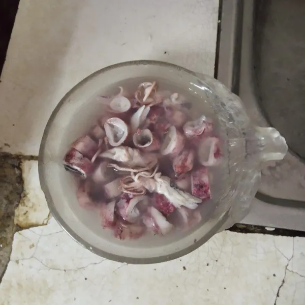Potong cumi, lalu rendam dengan air selama 3 menit. Tiriskan.