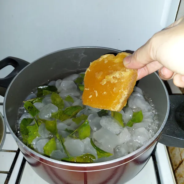 Masukkan garam, gula merah, masak hingga mendidih dan gula merah larut.
