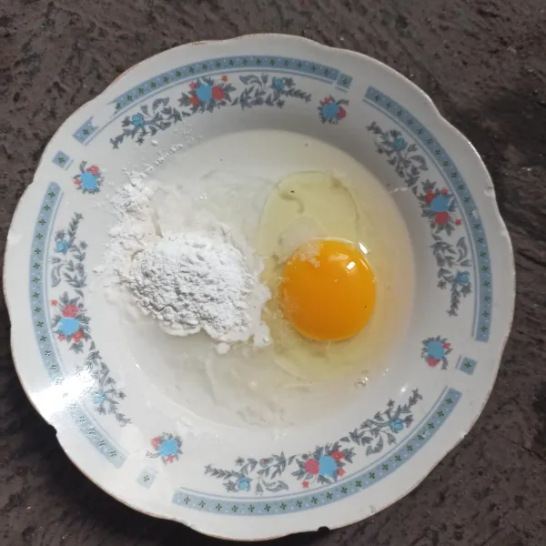 Buat kulit : campur telur, tepung, dan air, lalu aduk rata.