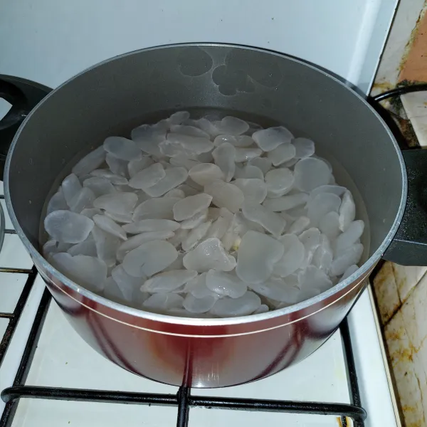 Siapkan air mendidih, rebus kolang-kaling lalu buang air rebusannya.