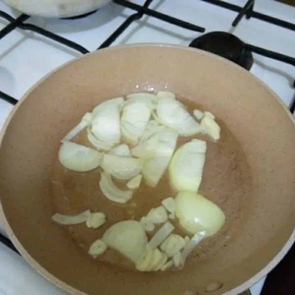 Panaskan minyak, tumis bawang putih dan bawang bombay hingga harum