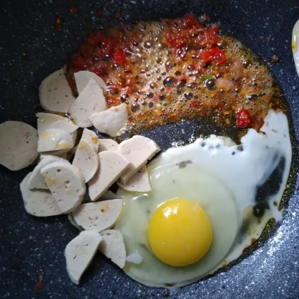 Masukkan telur dan bakso. 
Aduk merata, masak sampai semua bahan tercampur.