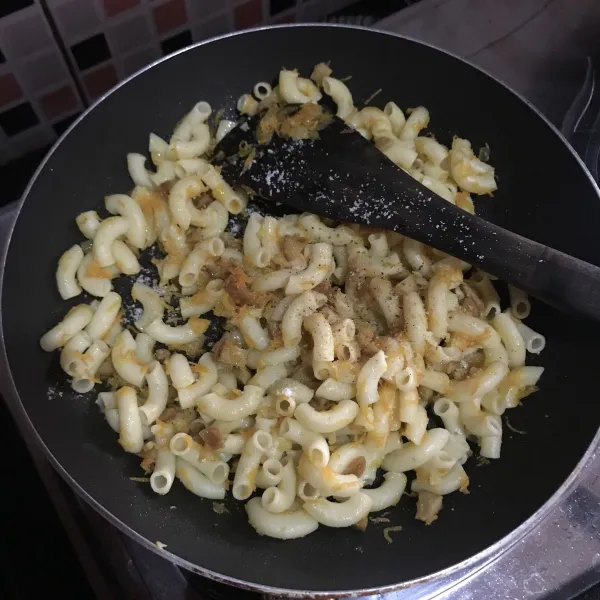 Masukan macaroni yang sudah direbus, aduk lalu tambahkan seledri, garam, penyedap dan pala bubuk. Aduk rata dan matikan kompor.