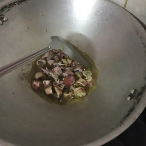 Goreng cumi hingga setengah matang.