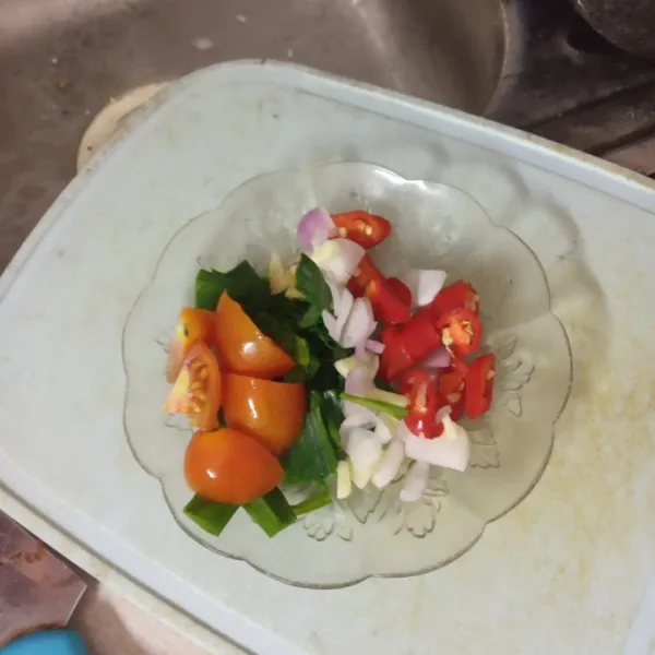Iris bawang merah, bawang putih, tomat, daun bawang dan cabai merah.