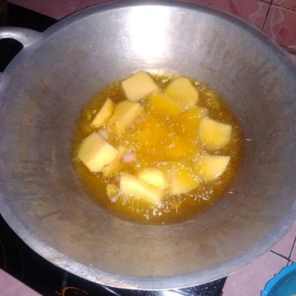 Kupas kentang, cuci bersih, potong-potong, lalu goreng bersama bawang merah dan bawang putih sampai empuk. Kemudian angkat dan tiriskan.