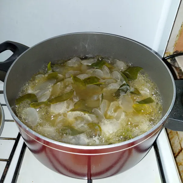 Koreksi rasa dan pastikan aroma daun jeruk sudah meresap. Matikan api, angkat dan sajikan.