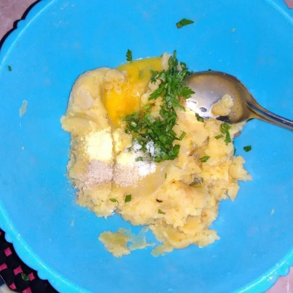 Setelah kentang halus, tambahkan kuning telur, garam, kaldu bubuk, lada bubuk, dan gula pasir secukupnya, aduk hingga rata.