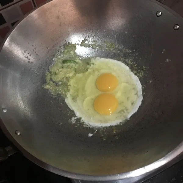 Masukkan telur, lalu orak arik.