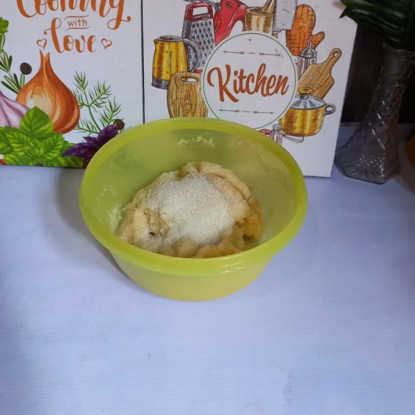 Sisanya beri gula pasir. Kemudian tumbuk sampai rata.