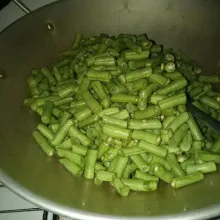Masukkan buncis, aduk rata, masak hingga agak matang.