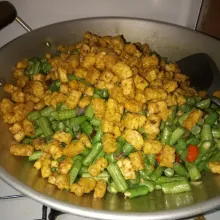 Tambahkan tempe goreng, aduk hingga bercampur rata.