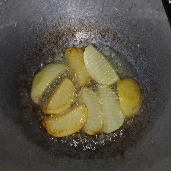 Goreng kentang terlebih dahulu, sisihkan.