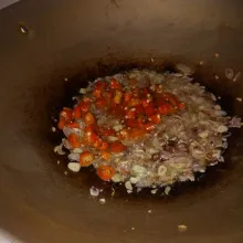 Tumis bawang merah dan bawang putih hingga harum. Tambahkan, cabai, lengkuas, garam dan gula merah, masak hingga gula larut.