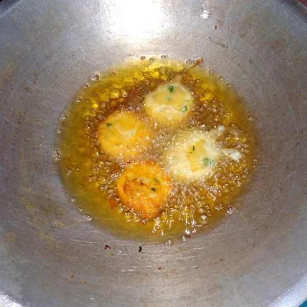 Celupkan ke dalam kocokan putih telur, lalu goreng ke dalam minyak panas sampai kuning keemasan. Kemudian angkat dan tiriskan, lalu sajikan.