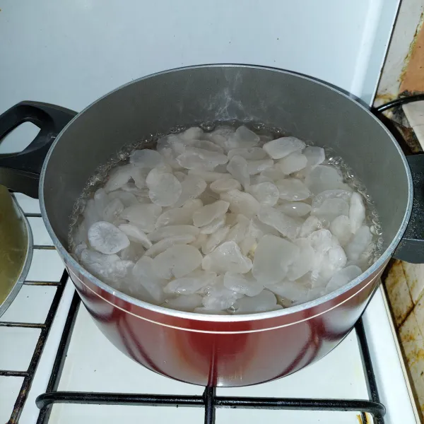 Siapkan air mendidih yang baru, masukkan kolang-kaling lalu masak hingga mendidih.