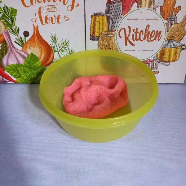 Selanjutnya ambil lagi 200 gram adonan getuk dan beri pewarna merah muda. Tumbuk sampai rata.